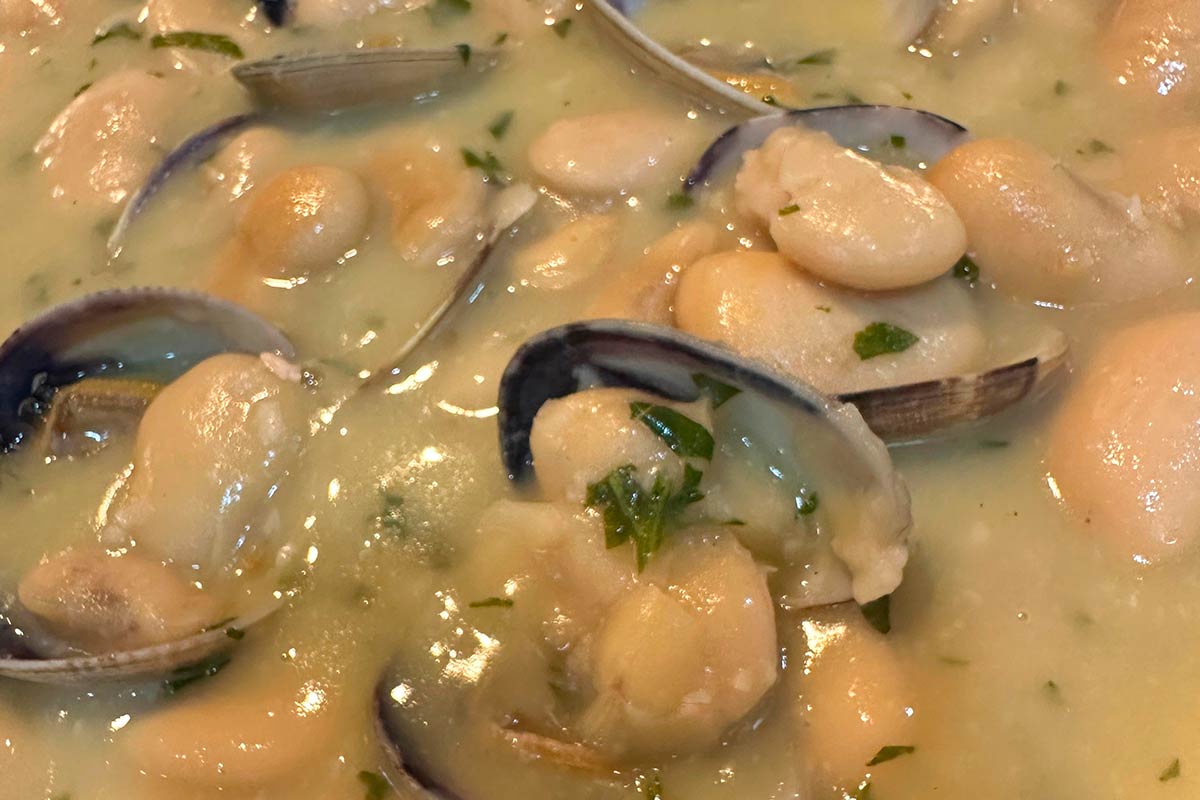 Pochas con Almejas Los ingredientes que nunca fallan en una cocina con alma - El Pote Restaurante