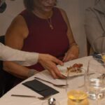 Camarera sirviendo un plato en El Pote Restaurante, uno de los restaurantes tradicionales en Gran Canaria