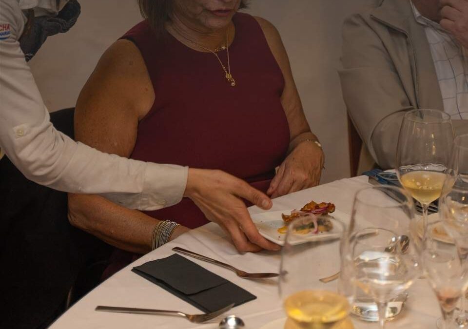 Camarera sirviendo un plato en El Pote Restaurante, uno de los restaurantes tradicionales en Gran Canaria