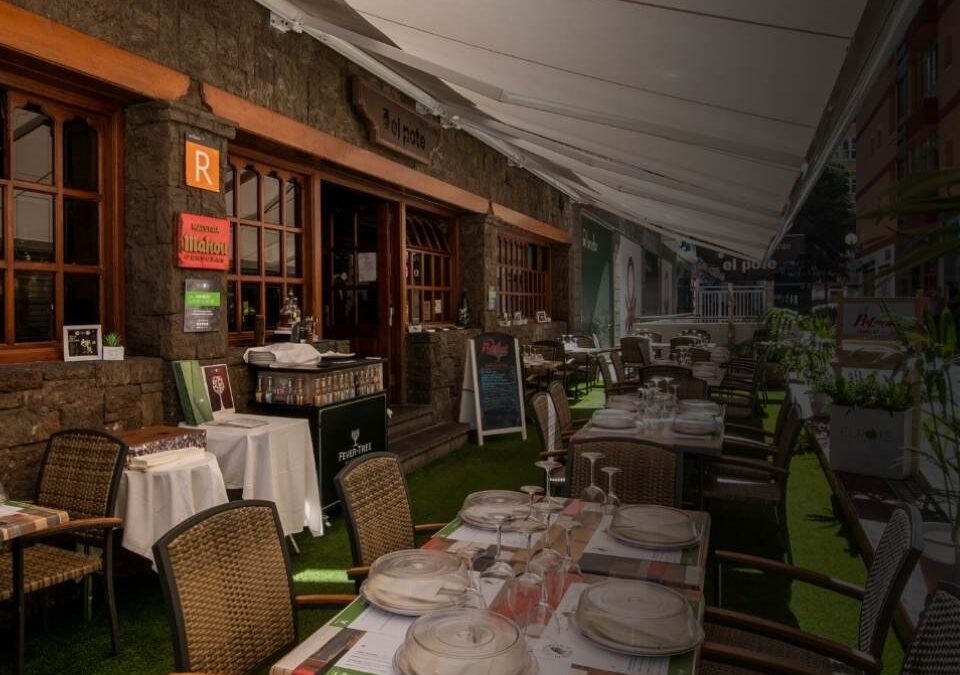 Vista de la terraza de El Pote Restaurante, espacio emblemático que refleja su historia y ambiente tradicional en Las Palmas.