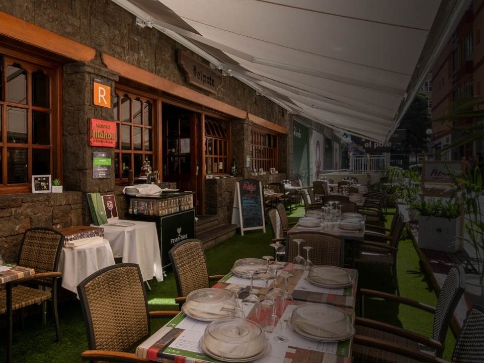 Vista de la terraza de El Pote Restaurante, espacio emblemático que refleja su historia y ambiente tradicional en Las Palmas.