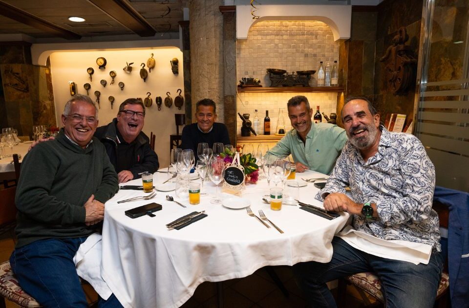 5 hombres sonriendo en el Restaurante el Pota