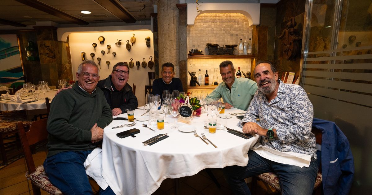 5 hombres sonriendo en el Restaurante el Pota
