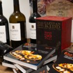 barril con vino, ron y revistas en el Restaurante el Pote