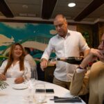 el camarero esta sirviendo una copa de vino en el Restaurante el Pote