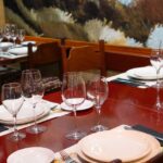 mesa con cubiertos y copas - restaurante el pote