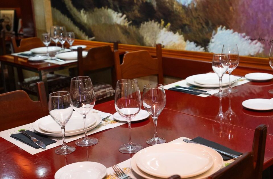 mesa con cubiertos y copas - restaurante el pote