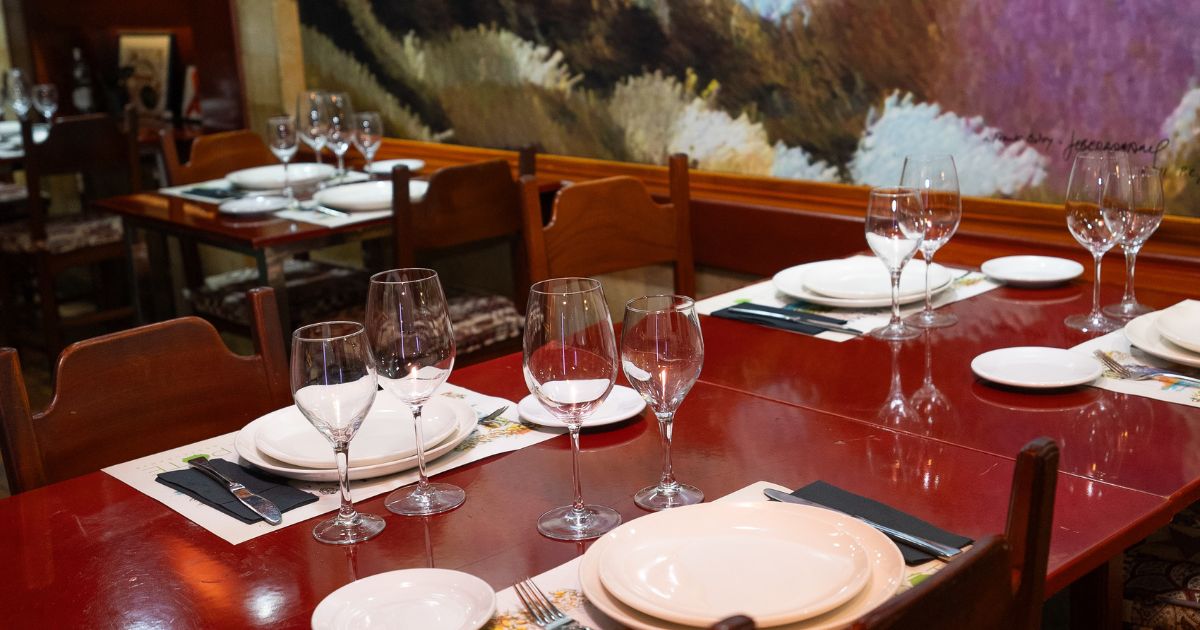 mesa con cubiertos y copas - restaurante el pote