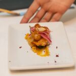 plato con comida gourmet - restaurante el pote