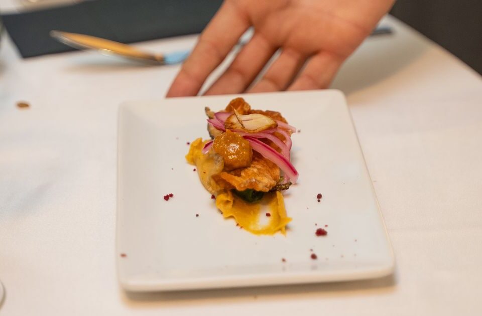 plato con comida gourmet - restaurante el pote