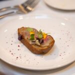 un plato con una tosta gourmet - restaurante el pote