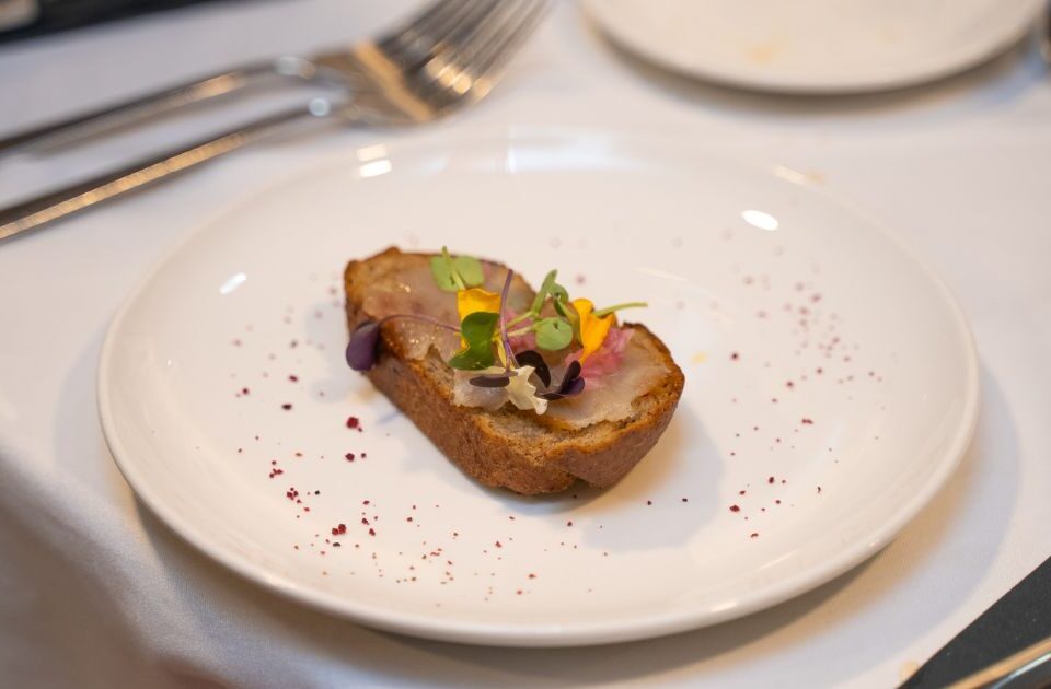 un plato con una tosta gourmet - restaurante el pote