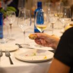 una mujer con comida en la mano - restaurante el pote