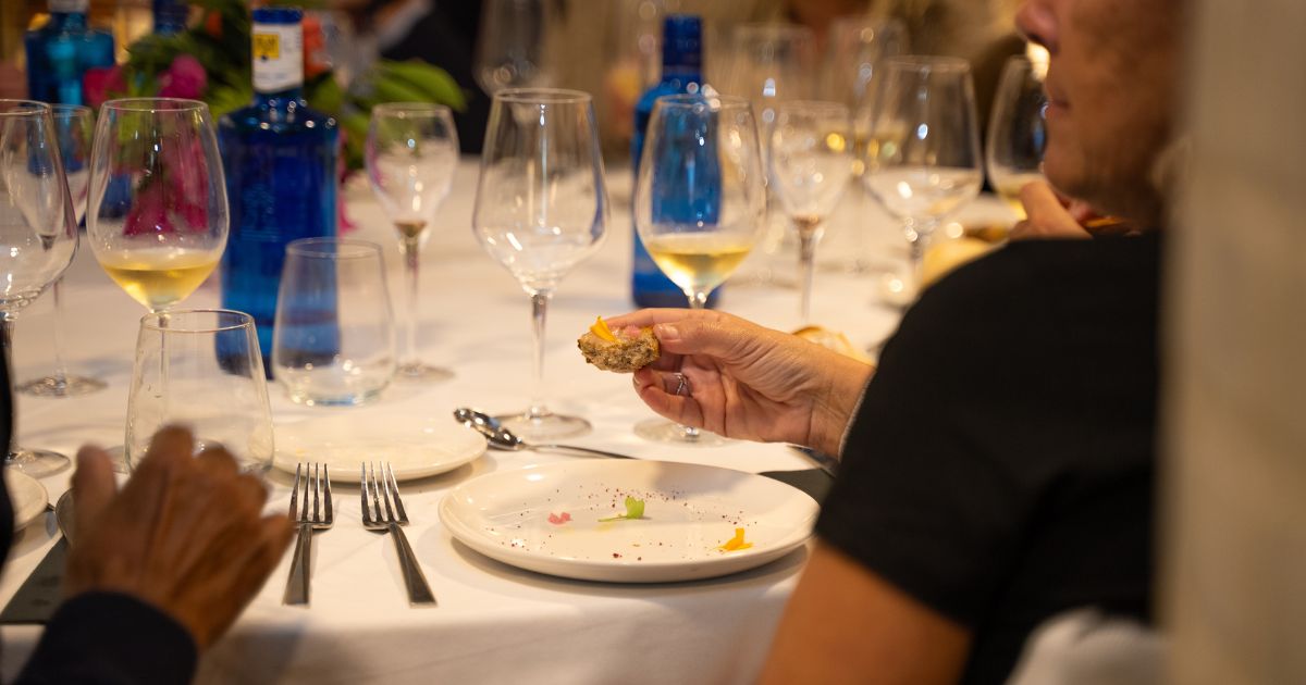 una mujer con comida en la mano - restaurante el pote